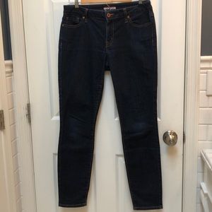 EUC - Tommy Hilfiger skinny jeans. “Red thread” details. Dark denim flattering.